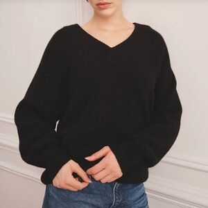 Nadaam Luxe Black Cashmere V-neck Sweater